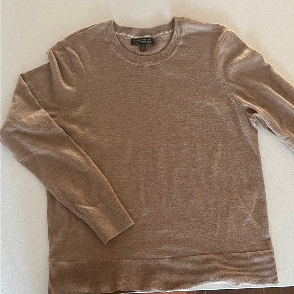 Banana republic beige crew neck sweater 100% merino wool